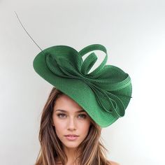 Elegant Derby Hat - Etsy Green Mini Hat With Curved Brim For Wedding, Green Wide Brim Fascinator For Wedding, Fitted Green Top Hat For Garden Party, Garden Party Wedding Guest, Wedding Guest Fascinators, Garden Cocktail, Green Fascinator, Kentucky Derby Fascinator