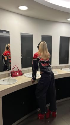 F1 Gf Outfit, Eras Tour Last Minute Outfit, Rockstars Girlfriend Outfits, Stargirl Clothes, Motorsport Outfit, Rockstar Gf Outfit, Rockstar Girlfriend Outfit, Stargirl Outfits, F1 Outfit