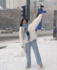 Stylish Puffer Jacket Outfit, Uniqlo Down Jacket Outfit, Korea Outfit Winter, Snow Fits Aesthetic, Mountains Outfit Winter, White Puffer Coat Outfit, White Puffer Outfit, Cute Ice Skating Outfit, Ice Skating Outfit Casual