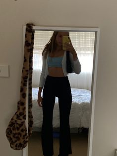 Yoga Pants With Cardigan Outfit, Black Yoga Pants Outfit Summer, Flair Yoga Pants Outfit, Aerie Outfits, Black Yoga Pants Outfit, White Cardigan Outfit, Flare Yoga Pants Outfit, Winter Outfits 2019, Fits 2022