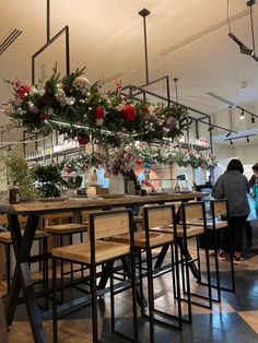 Christmas decorations Christmas Restaurant Decorations Ideas, Christmas Decor Ideas Coffee Shop, Christmas Decor Restaurant Ideas, Christmas Restaurant Decor, Christmas Bar Decorations Restaurant, Cafe Christmas Decor, Restaurant Holiday Decor, Christmas Decor Ideas Restaurant