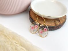 Our Forget-Me-Not Flower Oval Drop Earrings shines with 18k gold plated hook. Each earring holds delicate dried pressed flowers, kept safe in clear resin, and adorned with beautiful Queen Anne's lace and glittering gold flakes. 🌸 These earrings are perfect for any occasion. Whether you're going to a fancy event like a wedding or just hanging out with friends, they're the perfect accessory. They have a simple, elegant style that goes with everything from dresses to jeans.💃👖 Looking for a great Simple Elegant Style, Fancy Event, Forget Me Not Flower, Dried And Pressed Flowers, Earrings Resin, Making Earrings, Gold Flakes, Clear Resin, Simple Elegant