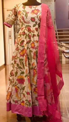 Indian Anarkali Suits, Long Dress Indian, Fashion Outfits Winter, Kalamkari Dresses, Floral Long Dress, Color Floor, Indian Anarkali, Long Frock Designs, Long Gown Design