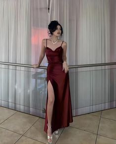 Détails de l'article :

 Numéro de produit : C2794

 Tissu: Satin

 Silhouette : Gaine

 Manches : Sans manches

 Style de dos : fermeture éclair Prom Dresses Burgundy, Classy Prom, Long Party Dress, Prom Dress Inspo, Prom Dress Ideas, Prom Dresses Sleeveless, Prom Inspo, Christmas Party Outfits, Prom Dress Inspiration