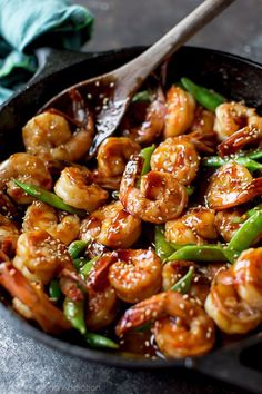 a skillet filled with shrimp and green beans