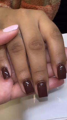 Dark Acrylic Nails Short, Short Brown Square Nails, Classy Short Nails For Work, Short Fall Nails Black Women, Brown Short Square Nails, Shorties Nails Square Fall, Short Brown Acrylic Nails, Brown Acrylic Nails Short, Short Cute Acrylic