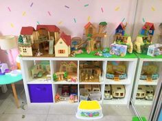 there are many toy houses on the shelves