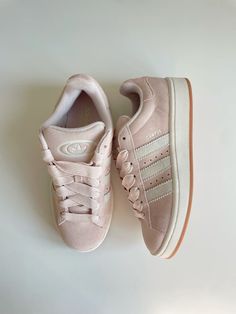 Light Pink Adidas Campus, Pink Campus 00, Campus Adidas, Trending Streetwear, Vacation Winter, Trendy Lifestyle, Chic Shorts, Pink Campus, Pretty Shoes Sneakers