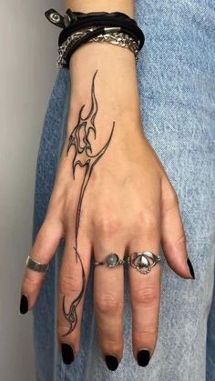 "Hand Tattoos: The Perfect Way to Express Your Personal Style" |   a couple tattoos Miniature Tattoos, Tato Henna, Pretty Hand Tattoos, Sharpie Tattoos, Tattoos Geometric, Hand Tattoos For Women, Small Hand Tattoos, Dope Tattoos