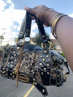 y2k bags,90s/2000s bag,gold jewellery,gold bangles 2000s Bags Aesthetic, Cute Y2k Bags, Babyphat Y2k Outfit, Y2k Mom Aesthetic, 2000s Handbags, 90s Fashion Accessories, Accessories 2000s, Gold Jewellery Aesthetic, Baggy Bag