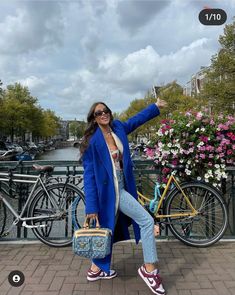 Amsterdam Street Style, Celebrity Casual Outfits, Blue Trench Coat, Winter Fashion Outfits Casual, Practice Outfits, Moda Chic