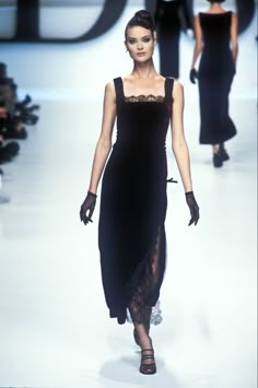 Dior Ready To Wear 90s, 90s Ready To Wear Runway, Shalom Harlow Black Dress, Shalom Harlow Style, Shalom Harlow Outfit, Christian Dior Outfits Women, Shalom Harlow 90s Runway, Shalom Harlow 90s, Guilded Glamour