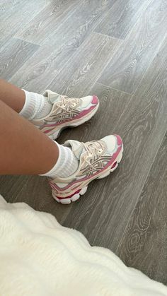 Trendy Shoes Sneakers, Pretty Shoes Sneakers, All Nike Shoes, Shoe Wishlist, Shoes Retro, Cute Nike Shoes, Fresh Shoes, Sport Shoes Women