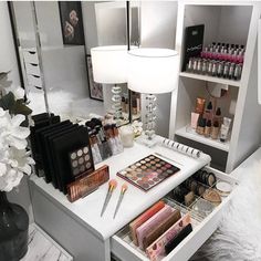 Como organizar maquiagem: 50 ideias geniais com dicas (passo a passo) Ikea Shelving, Feng Shui Office, Drawer Set, Room Tips, Beauty Salon Logo, Beauty Salon Interior, Cat Treat Recipes, Beauty Storage, Shelving Units