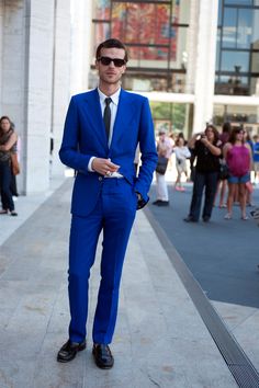 8 Gentlemen Styles in Suits Outfits in NY Blue Suit Black Tie, Blue Suit Shoes, Blue Suit Black Shoes, Black Suit Combinations, Blue Pants Outfit, Colour Shoes, White Pants Winter, Black Wedding Shoes, Suits And Sneakers