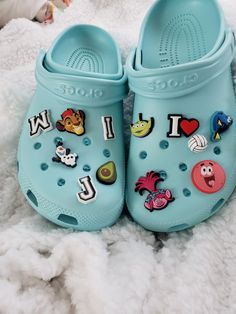 Best Crocs Color, Jibits For Crocs Ideas, Crock Shoes Outfit, Crocs Inspiration, Crock Shoes, Crocs Custom, Jibbitz Ideas