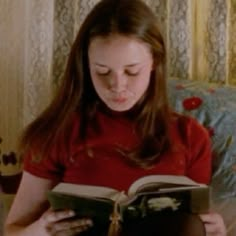 #rorygilmore #reading Team Logan, Alexis Bledel, Lorelai Gilmore, Mia 3, Chuck Norris, Rory Gilmore, Gilmore Girls, Girl Icons, Study Motivation