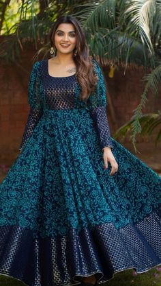 Simple Frock Design, Long Frock Designs, Gown Party Wear, Long Gown Design, Simple Frocks, Anarkali Dress Pattern, Party Wear Gown, Gown For Women, Frock For Women