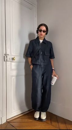 Smart Casual Gender Neutral, Dadcore Fashion Women, Sydney Adamu Outfits, Gender Neutral Outfits Women, Gen Z Fashion Trends, Cos Style, Utility Outfit, Utilitarian Aesthetic, Estilo Hijab