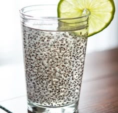 O limão é uma superfruta. A chia é uma supersemente. Imagine usar os dois alimentos numa mesma receita? É o que vamos ensinar agora. O suco de limão quando misturado com chia torna-se uma Sport Food, Green Juice, Raw Food, Kitchen Recipes, Chia Seeds, Health Problems, Healthy Drinks, Feng Shui, Chia