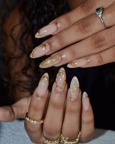 Arabian Nails Design, White With Gold Accent Nails, Liquid Gold Nails, Short Gold Nail Designs, Cool White Nails, Pearl And Gold Nails, Gold And Pearl Nails, Milky White And Gold Nails, White And Gold Acrylics