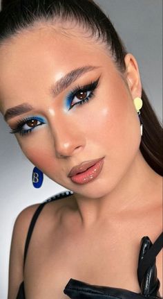 Fun Blue Eyeshadow Looks, Blue Summer Makeup, Make Up Azul, Blue And Gold Makeup, Makeup Looks Blue, Make Azul, Red Lips Makeup Look, Brown Girls Makeup