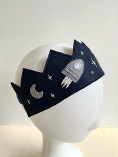 a white mannequin head with a space themed crown on it