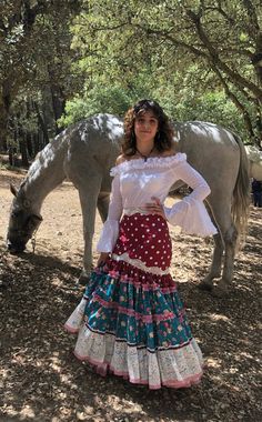 Beautiful blouse suit and basket skirt. The skirt is made in a coordinated of several fabrics. The last steering wheel is made of lace. She wears curly lace and zig zag piculin adorning the skirt. It has a lot of flight and an inner petticoat providing volume The blouse is made of very nice and soft white cotton plumeti, with ruffles on the sleeves and carriage on the neckline Basket Skirt, Mexican Fiesta Dresses, Poofy Skirts, Mexican Skirt, Poofy Skirt, Flamenco Skirt, Fiesta Dress, Skirt And Blouse, Art Dress