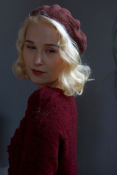 Digital knittingpatten for the Fabel Knitwear Rembrandt Beret. The Rembrandt Beret is based on an original 1940s velvet beret that I love. It fits nicely across the head, and blouses just enough to get the perfect vintage feel. Named after the iconic renaissance painted Rembrandt who is often painted wearing a beret. Knit in soft Pickles Mjuk Merino which does not itch. This pattern comes in both Norwegian and English. Needles: 4mm & 5mm Recommended Yarn: Pickles Mjuk Merino Size: One size Q Retro Brown Beret For Fall, Brown Retro Beret For Fall, Vintage Flat Cap Beret For Fall, Vintage Beret For Fall, Vintage Brown Beret For Winter, Brown Vintage Winter Beret, Vintage Fall Hats One Size, Fitted Retro Beret For Winter, Retro Winter Beret