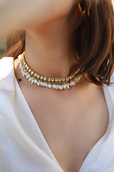 Small Choker Necklace Indian Gold, Gold Choker Necklace Indian, Rice Pearl Earrings, Indian Bridal Necklace, Bridal Necklace Indian, Pearl And Gold Necklace, Delicate Choker Necklace, Indian Wedding Jewellery, Indian Choker Necklace