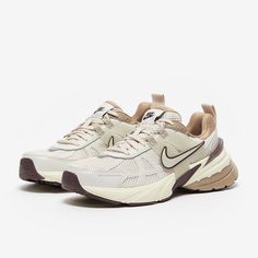 Nike V2k Run, Running Shoes Aesthetic, Nike V2k, Nike Footwear, Nike Air Women, Trendy Shoes Sneakers, Nike Running Shoes, Tenis Nike