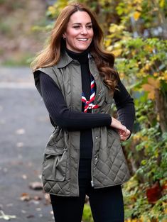 Kate Middleton Casual Style, Quilted Fashion, Puffer Vests, Fashion Vest, Light Grey Sweater, Fall Trend, Princess Kate Middleton, Catherine Middleton, White Turtleneck