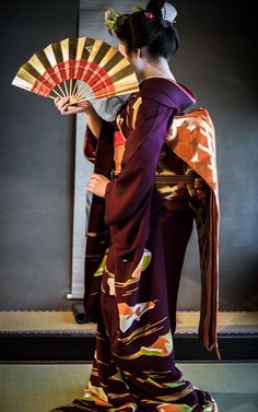 Kimono Japan, Geisha Art, Asian Inspiration, Find Cheap Flights, Japanese Geisha, Folding Fan, Airline Tickets, Cheap Flights, Japanese Prints