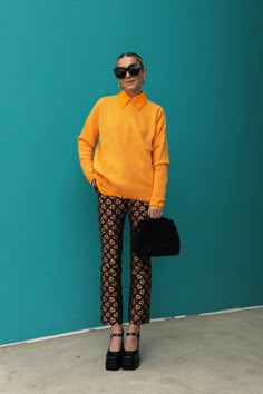 Marigold Outfit, Mary Jane Outfit Ideas, Platform Mary Janes Outfit, Creative Style Outfits, Patterned Pants Outfit, Platform Pumps Outfit, Mary Jane Outfit, Eclectic Clothing Style, Printed Pants Outfits