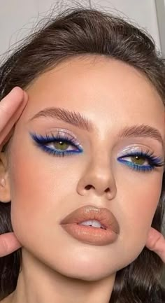 Uno de los colores más favorecedores para pieles morenas, es el azul. Por ello te traemos la lista de 5 maquillajes en color azul perfecto para piel morena, con los que lucirás radiante. Beautiful Blue Makeup, Makeup With Color, Makeup Blu, Eye Blue Makeup, Make Up For Blue Outfits, Makeup Ideas Blue Eyeshadow, Blue Eye Makeup Ideas, Makeup Ideas With Blue, Eyeliner Azul