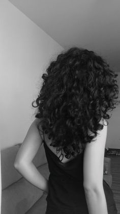 Black Curly Hair Aesthetic, Curly Hair Wallpaper, Short Black Curly Hair, Black Hair Curls, Embrace Messy Hair, Curly Black Hair, Loose Curly Hair, Dark Curly Hair, Black Wavy Hair