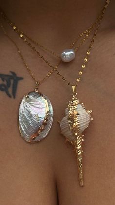 Seashell Summer Beach Gold Jewelry Shell Abalone Conch Pearl Siren Mermaid Hippie Necklace Chain Gift for Her - Etsy Custom Made Jewelry, Nature And Fashion, Mermaid Aesthetic Jewelry, Shell Pendant Necklace, Things To Make With Seashells, Shells Jewellery, Summer Gift Ideas, Shell Charm Necklace, Mermaid Accessories