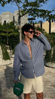 Discover timeless and sophisticated Office Old Money Fashion For Men. Get inspired by 20+ influencer-approved looks to elevate your style in 2024. Vacation Outfits Men, Beach Outfit Men, Cute Beach Outfits, Chique Outfit, Classy Outfits Men, Mens Summer Outfits, Europe Outfits, Men Stylish Dress, Guys Clothing Styles