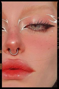 Makeup Looks Inspiration - White Graphic Eyeliner White Eyeliner Makeup, Graphic Eyeliner, White Eyeliner, Eyeliner Makeup