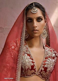 Sabyasachi Mukherjee - India 🇮🇳 Sabyasachi Blouse, Sabyasachi Earrings, Princess Style Wedding Dresses, Sleeveless Blouse Saree, Sabyasachi Mukherjee, Bridal Sari, Blouse Designs Catalogue, Indian Tunic, Latest Bridal Dresses