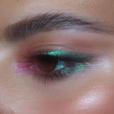 Pink And Green Eye Makeup, Sparkly Eye Makeup, Shimmery Makeup, Green Eye Makeup, Green Eyeshadow Look, Glittery Eye Makeup, Coachella Makeup, Club Makeup, Pink Eyeshadow Look