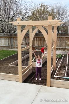 Garden Arbor Diy, Arbor Diy, Vegetable Gardening Ideas, Diy Garden Trellis, Garden Arbor, Garden Types, Raised Bed