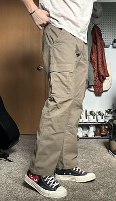 Relaxed Fit Cargo Pants Outfit Men, Cargo Pants Converse, Beige And White Outfit, White Shirt Outfit Ideas, Converse Beige, Cargo Pants Outfit Men, Wrangler Cargo Pants, Celana Kargo, Drawstring Cargo Pants