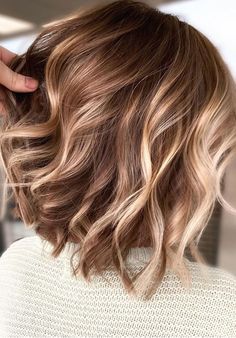 Rambut Brunette, Thick Wavy Hair, Brown Hair With Blonde Highlights, Caramel Hair, Caramel Highlights, Short Hair Balayage, Penteado Cabelo Curto, Brown Blonde Hair, Brown Hair With Highlights