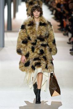 Louis Vuitton Fall 2024 Ready-to-Wear https://www.vogue.com/fashion-shows/fall-2024-ready-to-wear/louis-vuitton/slideshow/collection#41 Fashion Trends Winter, Fall Fashion Trends, Fall 2024, Fall Trends, London Fashion Week, New York Fashion Week, New York Fashion