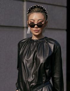 Le padded headband en perles Padded Headband, La Fashion Week, Black Outfits, La Fashion, Kate Middleton, Alexander Mcqueen, Ruffle Blouse, Fashion Week, Beauty