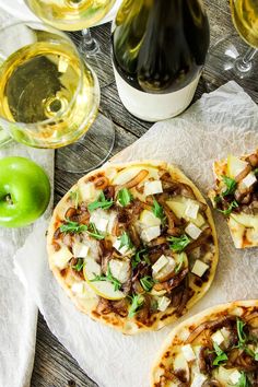 These Caramelized Onion, Apple and Brie Flatbread Pizzas are loaded with balsamic caramelized onions, sliced Granny Smith apples, double cream Brie cheese, and spicy arugula. That is a lot of deliciousness on one flatbread. Brie Flatbread, Flatbread Appetizers, Apple And Brie, Apple Brie, Flatbread Pizzas, Carmelized Onions, Pizza Flatbread, Pizza Ingredients, Summer Backyard