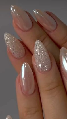 #nails #nailart #glitter #glitternails #holographic #haileybiebernails #nudenailart Nailart Glitter, Engagement Nails, Glittery Nails, Sparkly Nails, Bridal Nails, Holographic Nails, A Celebrity