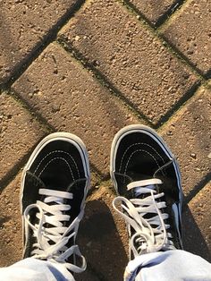 Skater Vans, Dump Ideas, Aesthetic Grunge Outfit, Men's Vans, Aesthetic Shoes, Foto Ideas Instagram, Boy Shoes, Cute Anime Wallpaper