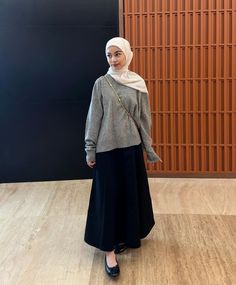 Airport Outfit Hijab Casual, Outfit Rok Hitam, Outfit Skirt Hijab, Black Skirt Hijab Outfit, Grey Outfit Hijab, Black Skirt Outfit Hijab, Hijab Work Outfit, Hijab Skirt Outfit, Black Outfit Hijab